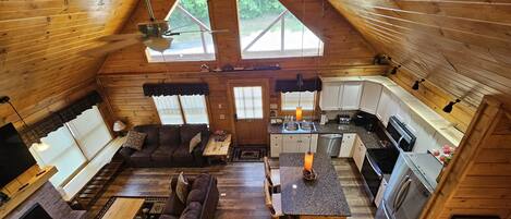 Een smart-tv, een open haard, videogames en tafelvoetbal