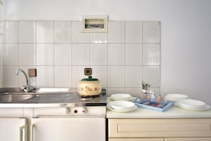 Refrigerador, cafetera y tetera y tetera eléctrica