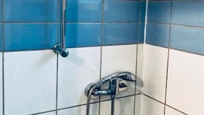 Shower, towels - Simplistic Apartment in Bournemouth near Sea (Bournemouth)