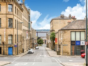 Exterior - Snug Holiday Home in Bradford With Balcony (Bradford)