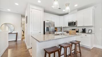 Townhouse, 3 kamar tidur | Dapur pribadi | Lemari es besar, microwave, oven, dan kompor