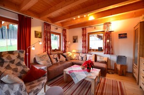 Fernseher, Kamin, Stereoanlage