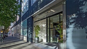 A modern building with the sign "NEWMARK TOWER" and the number "1415". - Walk to everything: Pike Place Penthouse, Seattle (Seattle)