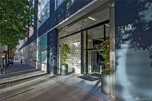 Penthouse above Pike Place Market +Target, Parking, 100 Walk Score