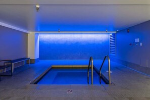 من حمّامات السباحة المغطاة، حمّام سباحة مُدفَّأ