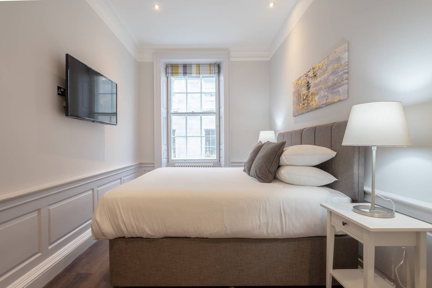 2 عدّة غرف نوم ومكواة/لوح كي وواي فاي وملاءات أسرّة