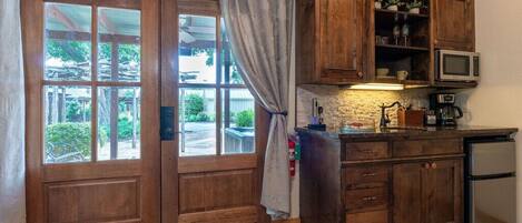 Een koelkast, een microgolfoven, een koffiezetapparaat/waterkoker