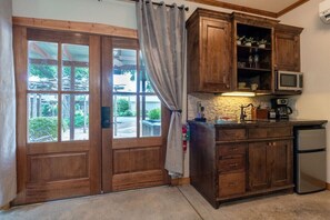 Kühlschrank, Mikrowelle, Wasserkocher mit Kaffee-/Teezubehör, Toaster