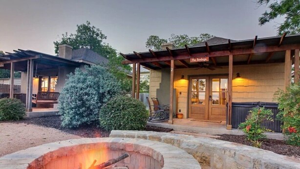 Terrace/patio - The Bodega w/personal hot tub & fireplace (Fredericksburg)