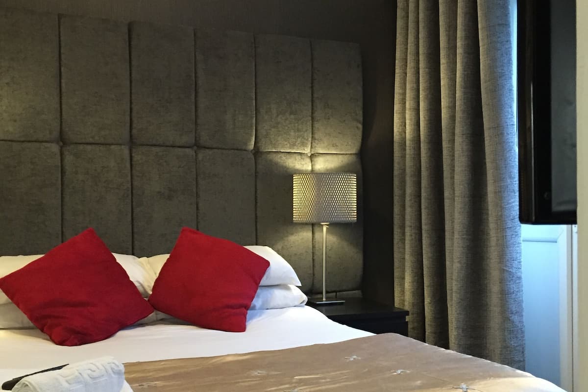 Deluxe Studio | Iron/ironing board (on request), WiFi (free), bed sheets