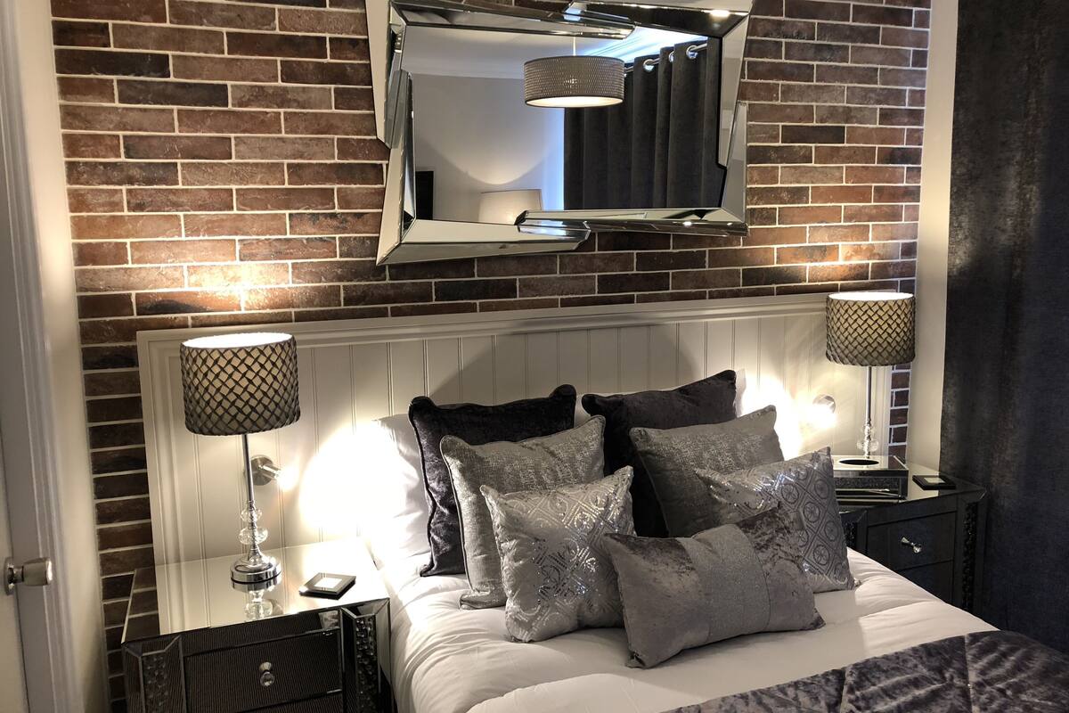 Deluxe Double Room | Iron/ironing board (on request), WiFi (free), bed sheets