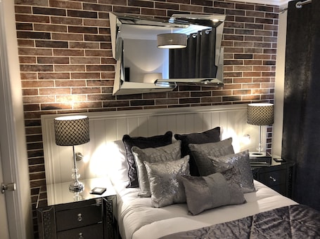 Deluxe Double Room | 1 bedroom, iron/ironing board, free WiFi, bed sheets