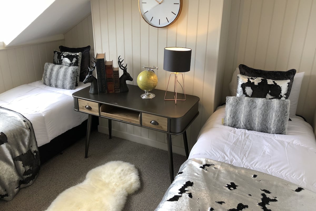 Classic Twin Room | Iron/ironing board (on request), WiFi (free), bed sheets