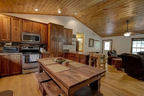 Deep Creek, Lg Yard, Porch Deck, Covered Parking, mile from EVERYTHING