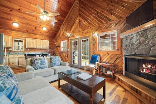 Newly renovated, secluded cabin, Unique Stone Work in Front Yard