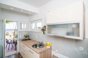 Fridge, microwave, coffee/tea maker, toaster - Rooms Rita - Double Room with Private Bathroom (No. 1) (Dubrovnik)