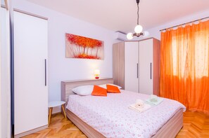 1 dormitorio, tabla de planchar con plancha, wifi y ropa de cama