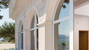 Ein Essbereich mit einem für zwei Personen gedeckten Tisch, mit Blick auf eine schöne Aussicht.