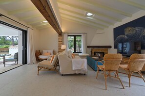 TV connectée, cheminée, table de tennis de table, écrans d'ordinateur