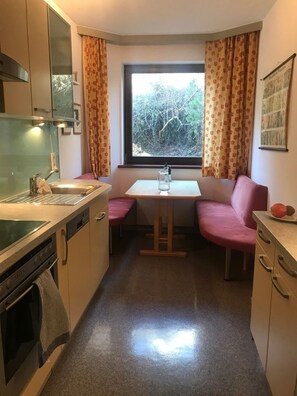 Mikrowelle, Geschirrspüler, Kochgeschirr/Geschirr/Besteck