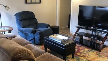 Smart-TV, Kamin, DVD-Player, Bücher