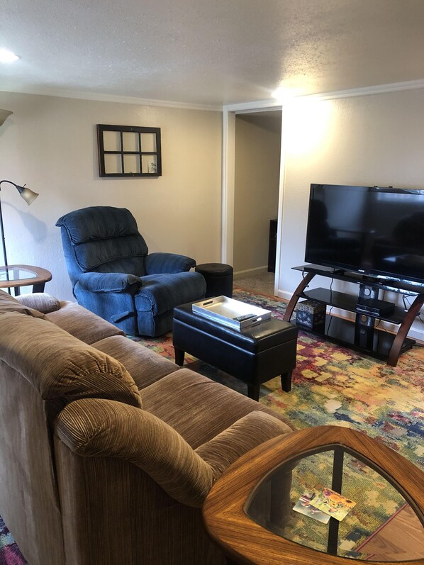 Smart-TV, Kamin, DVD-Player, Bücher