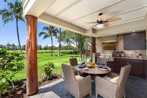 Outdoor dining - Private ground floor villa with bbq and golf course view. (Waikoloa)