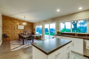 Dining - Spacious home with incredible backyard views (San Diego)