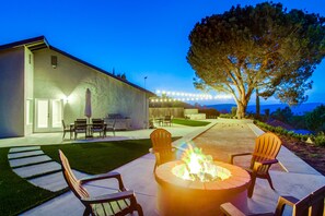 Outdoor dining - Spacious home with incredible backyard views (San Diego)