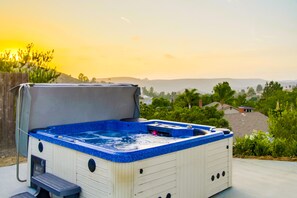 Outdoor spa tub - Spacious home with incredible backyard views (San Diego)