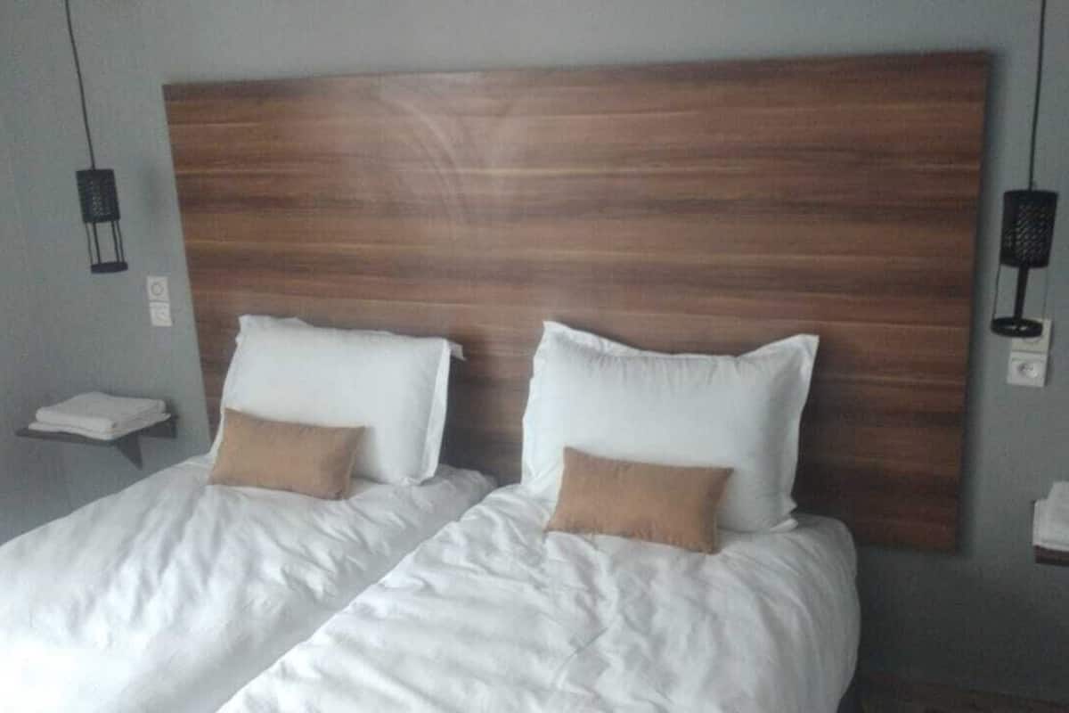 Caja de seguridad en la habitación, escritorio y cortinas blackout 