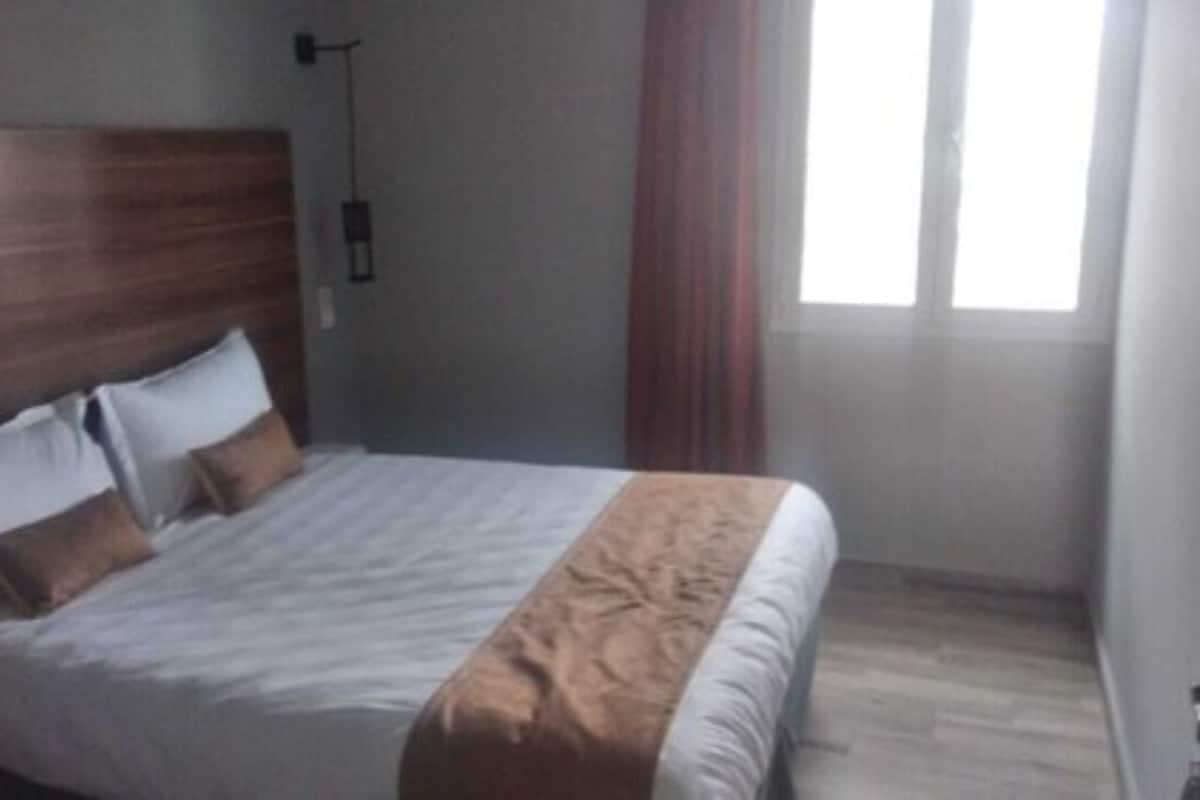 2 habitaciones, caja de seguridad en la habitación y escritorio