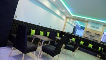 Petit déjeuner buffet (100 MAD par personne)