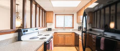 Réfrigérateur, four à micro-ondes, un four, surface de cuisson