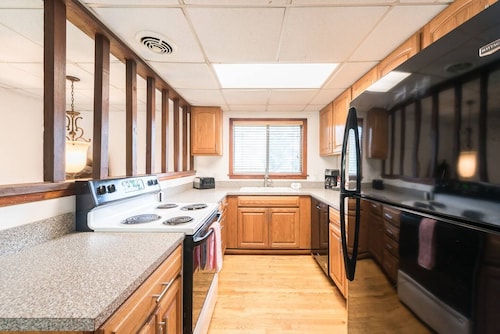 This townhouse is a 3 bedroom(s), 1 bathrooms, located in Narragansett, RI.