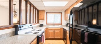 This townhouse is a 3 bedroom(s), 1 bathrooms, located in Narragansett, RI.