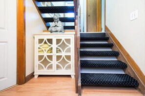 Interior - This townhouse is a 3 bedroom(s), 1 bathrooms, located in Narragansett, RI. (Narragansett)