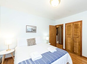 3 室のベッドルーム、アイロン / アイロン台、WiFi (無料)、ベッドシーツ