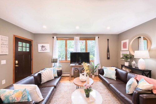 Family-friendly fun; fantastic outdoor seating and deck area with gas grill, outdoor showers