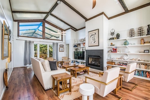 Cozy Beach House Steps from the Shore: 4 Bedroom