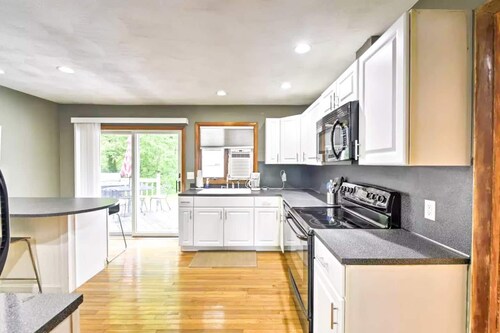 Family friendly yard, with deck and gas BBQ.  The perfect place to relax and enjoy Narragansett!