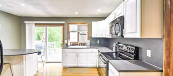 Family friendly yard, with deck and gas BBQ.  The perfect place to relax and enjoy Narragansett!