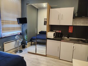 Iron/ironing board, free WiFi, bed sheets - Modern apartment one minute walk from tube station London,near Stratford  (London)