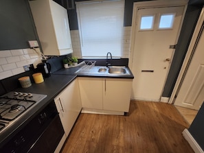 Réfrigérateur, micro-ondes, plaque de cuisson, bouilloire électrique