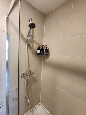 Shower, hair dryer, towels, soap - Modern apartment one minute walk from tube station London,near Stratford  (London)
