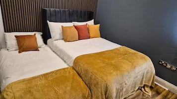 Iron/ironing board, free WiFi, bed sheets