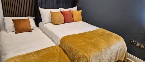 Tabla de planchar con plancha, wifi gratis y ropa de cama