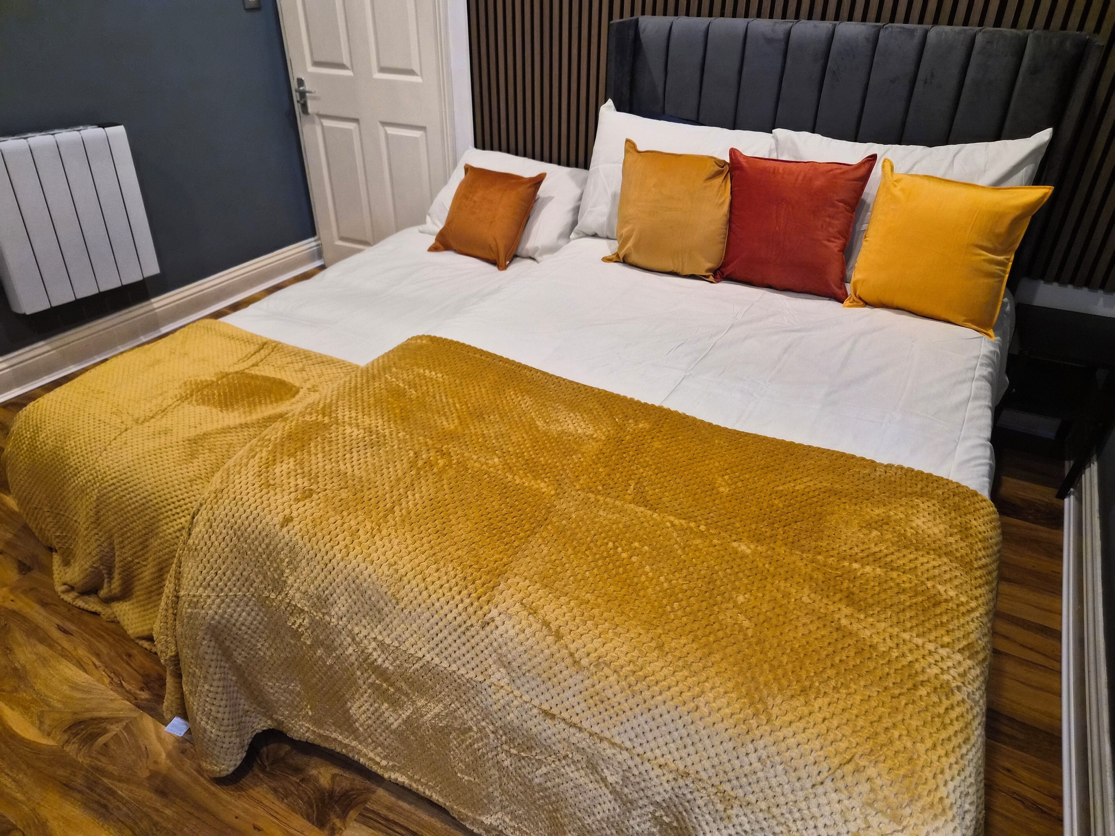 アイロン / アイロン台、WiFi (無料)、ベッドシーツ