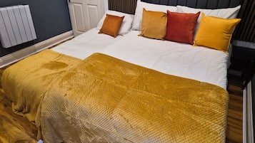 Iron/ironing board, free WiFi, bed sheets