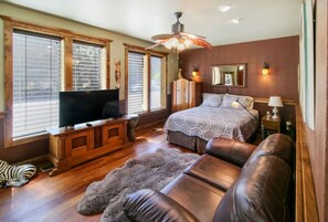 Iron/ironing board, WiFi, bed sheets - Safari: Downtown Jacksonville (Jacksonville)